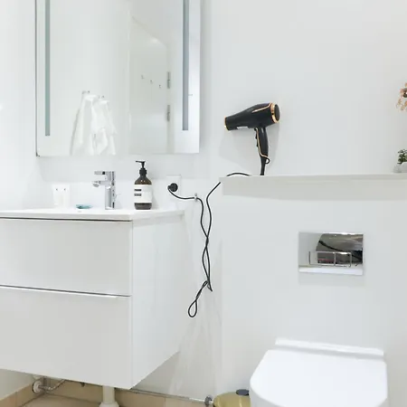 Апартаменты Stunning 2 Bedroom On Nyhavn With Private Balcony